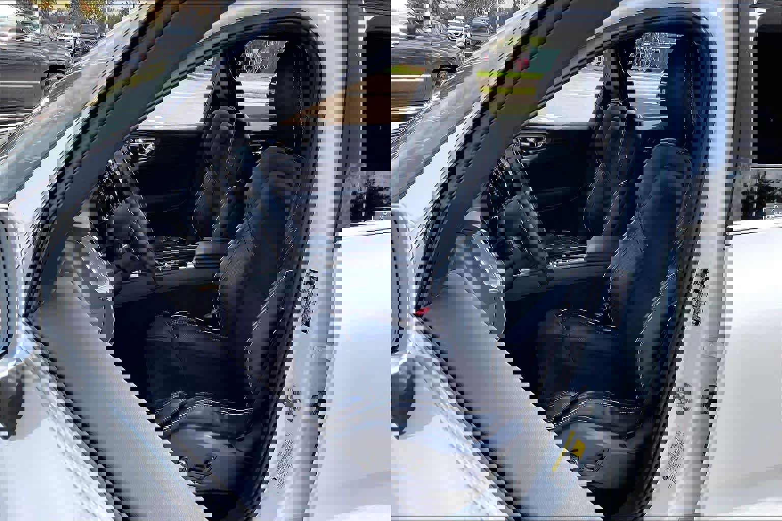 Used 2018 Volvo XC60 T5 R-Design w/ Convenience Package image 6