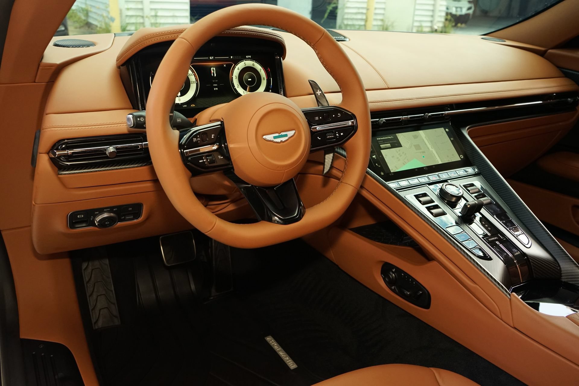 Used 2025 Aston Martin DB12 Coupe RWD image 16