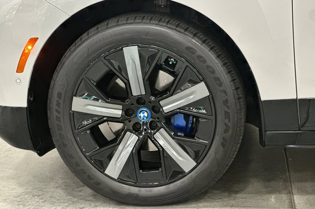 Used 2024 BMW iX xDrive50 w/ Sport Package AWD/4WD image 35