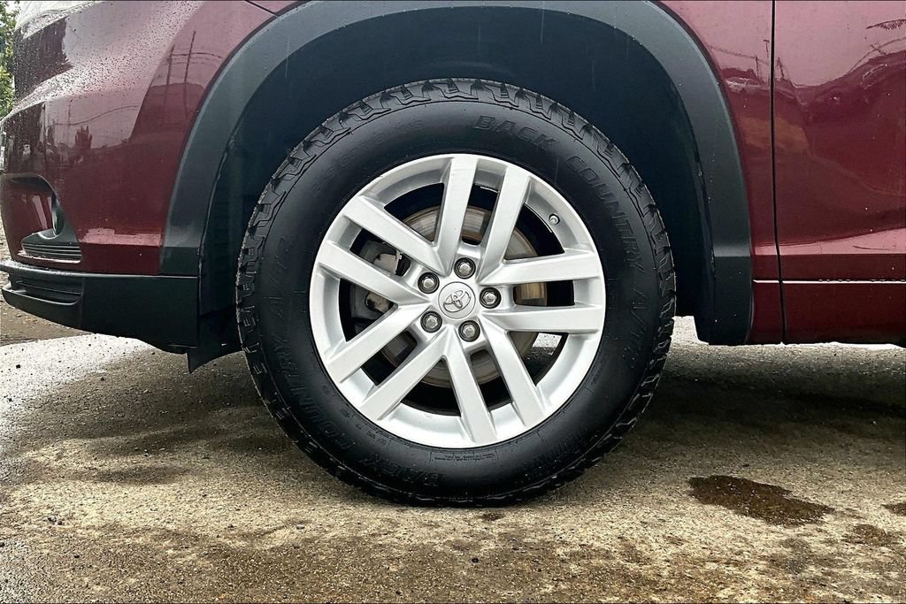 Used 2014 Toyota Highlander LE FWD image 12
