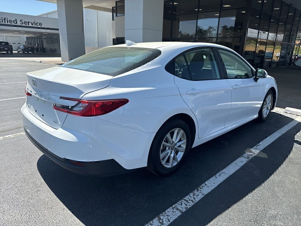 Used 2025 Toyota Camry LE image 5