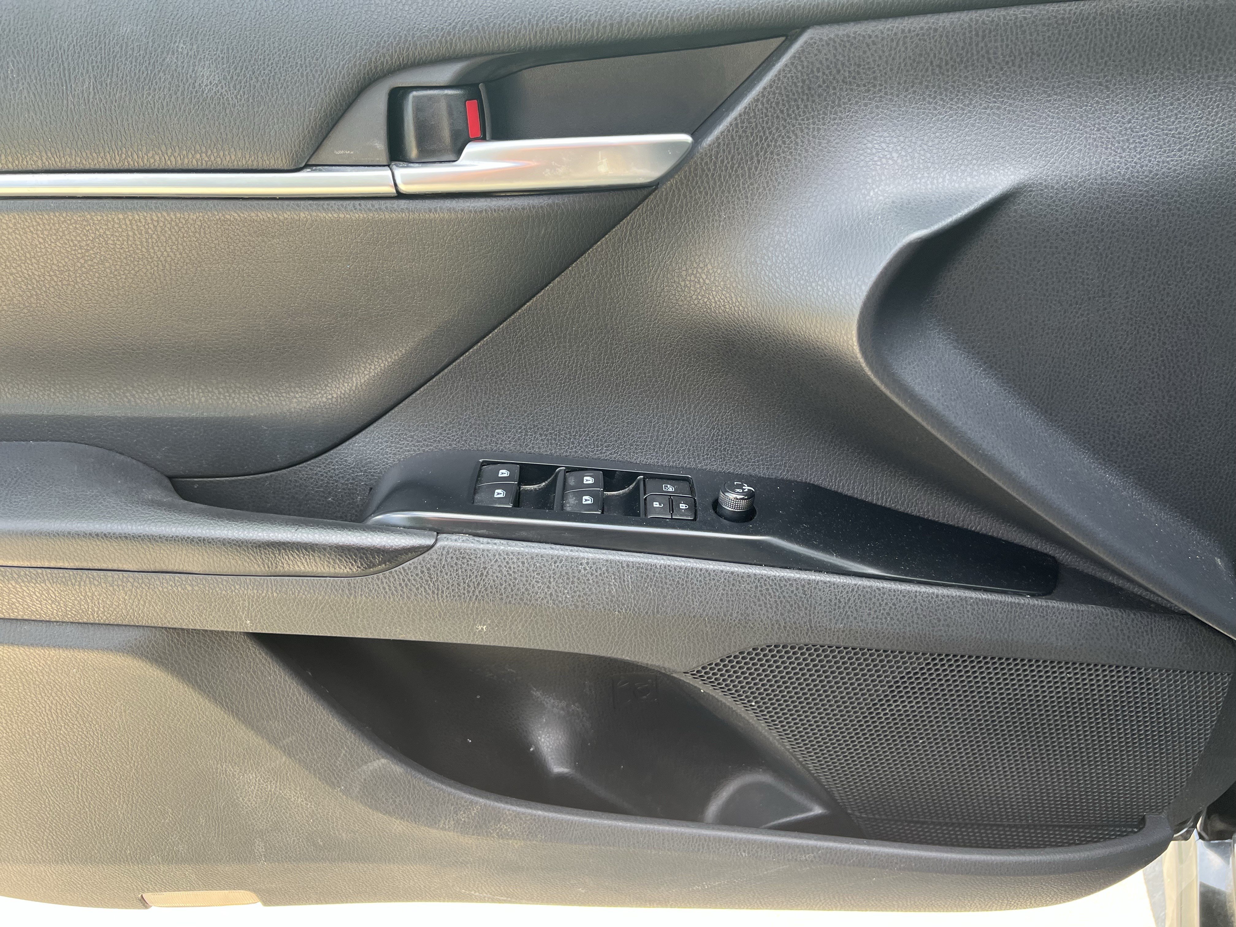 Used 2019 Toyota Camry SE FWD image 14
