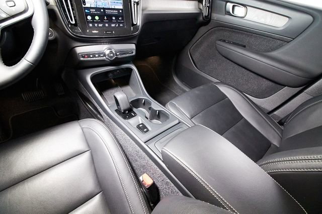 Certified 2025 Volvo XC40 B5 Core AWD/4WD image 9