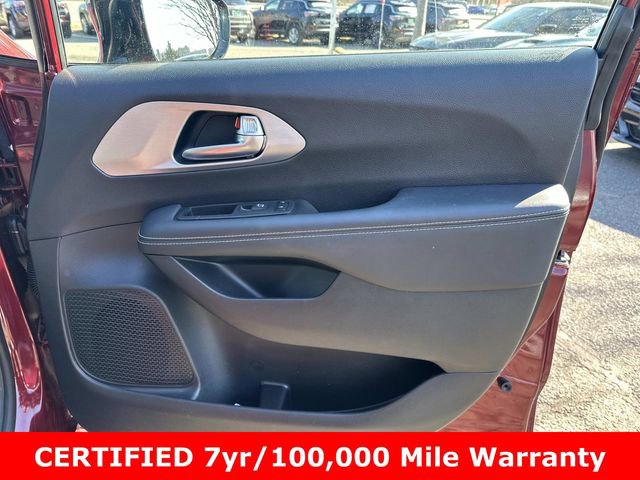 Used 2023 Chrysler Pacifica Limited w/ S Appearance Package image 8