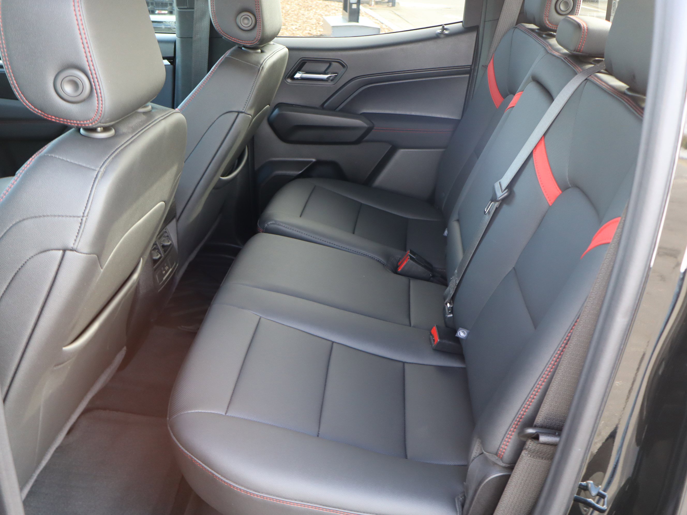 Certified 2025 Chevrolet Colorado Z71 w/ Midnight Edition image 33