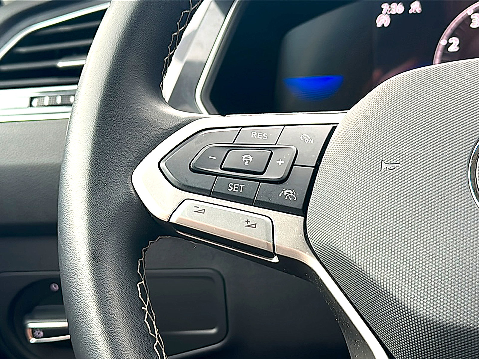 Used 2024 Volkswagen Tiguan SE image 29