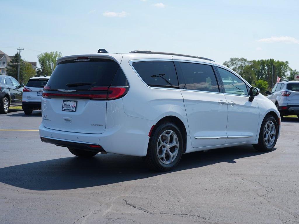 Used 2023 Chrysler Pacifica Limited FWD image 3