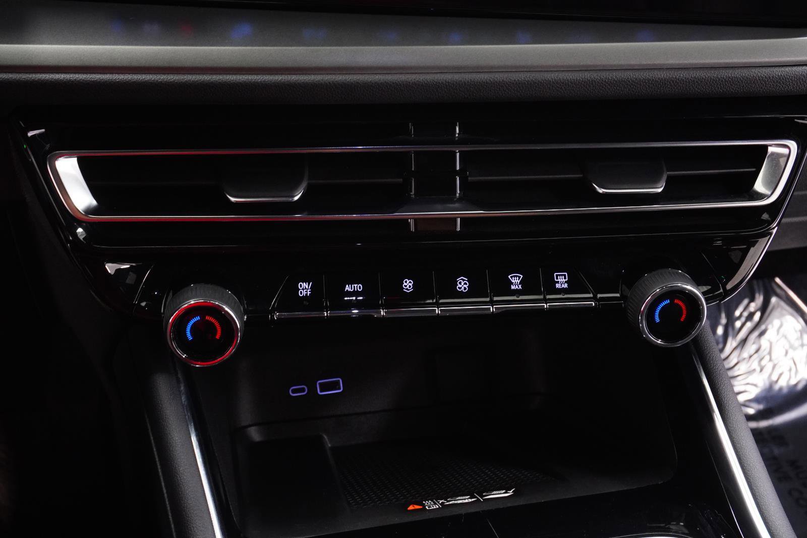 Used 2025 Chevrolet Traverse LT w/ Driver Confidence Package image 27