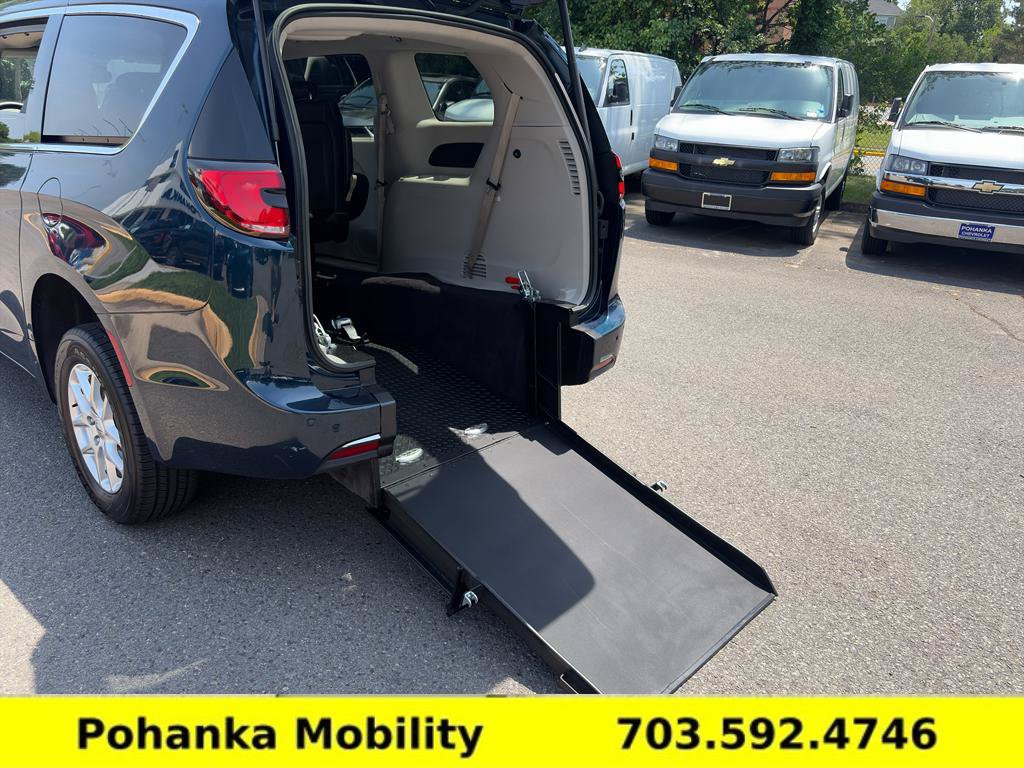 Used 2023 Chrysler Pacifica Touring-L FWD image 1