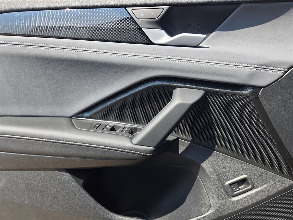 New 2025 Volkswagen Tiguan SE image 18