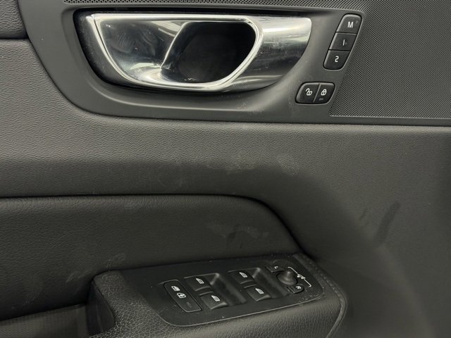 Used 2021 Volvo XC60 T6 Momentum image 12