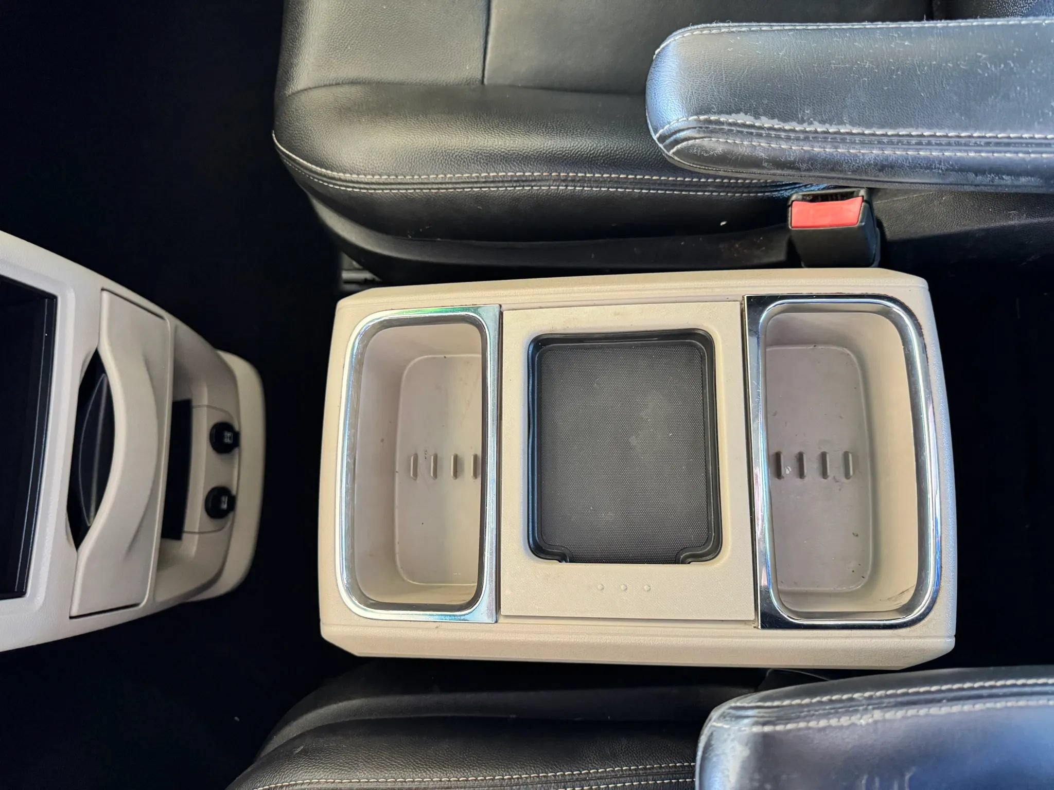 Used 2014 Chrysler Town & Country Touring FWD image 16