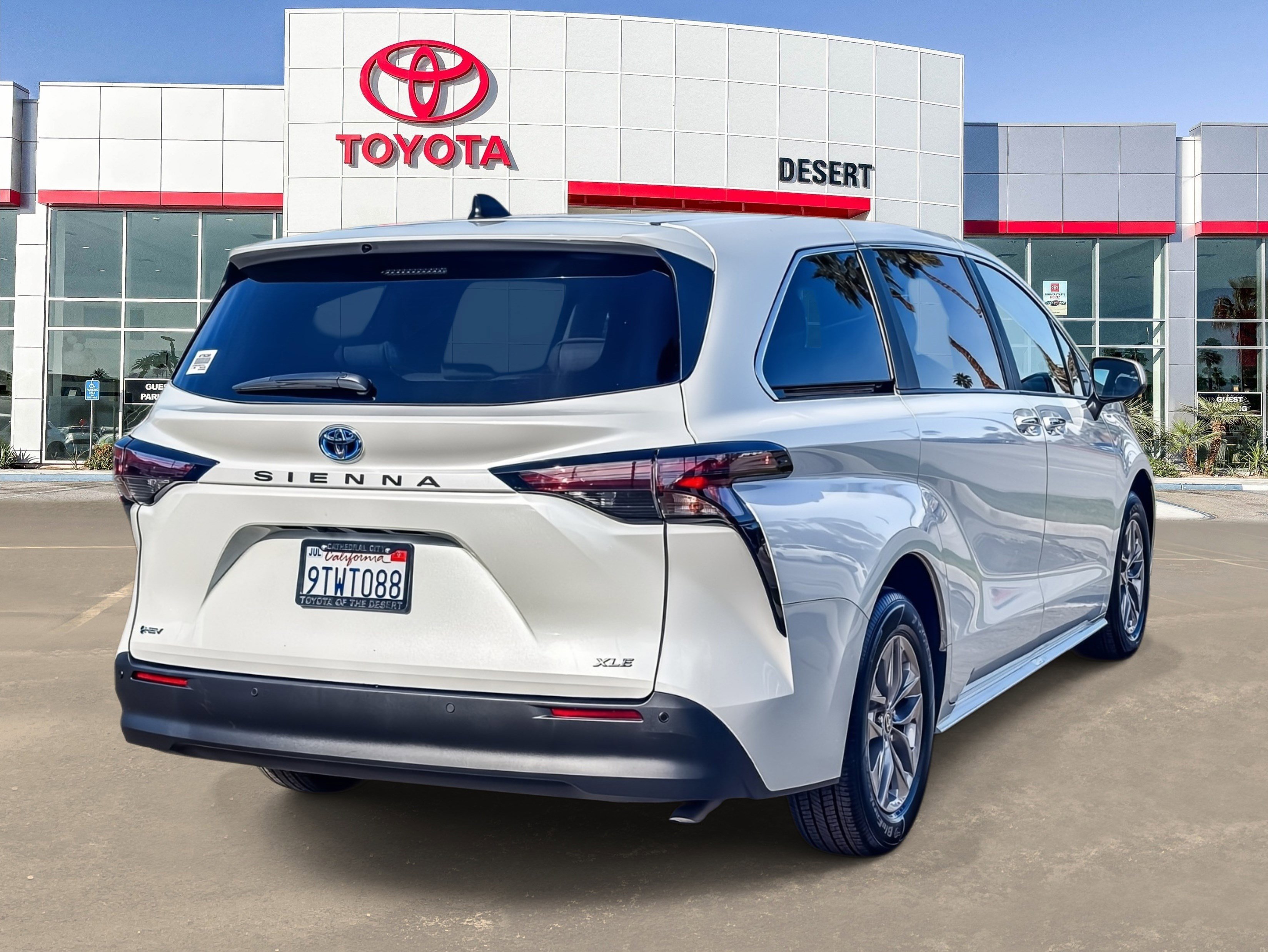 Used 2025 Toyota Sienna XLE image 7