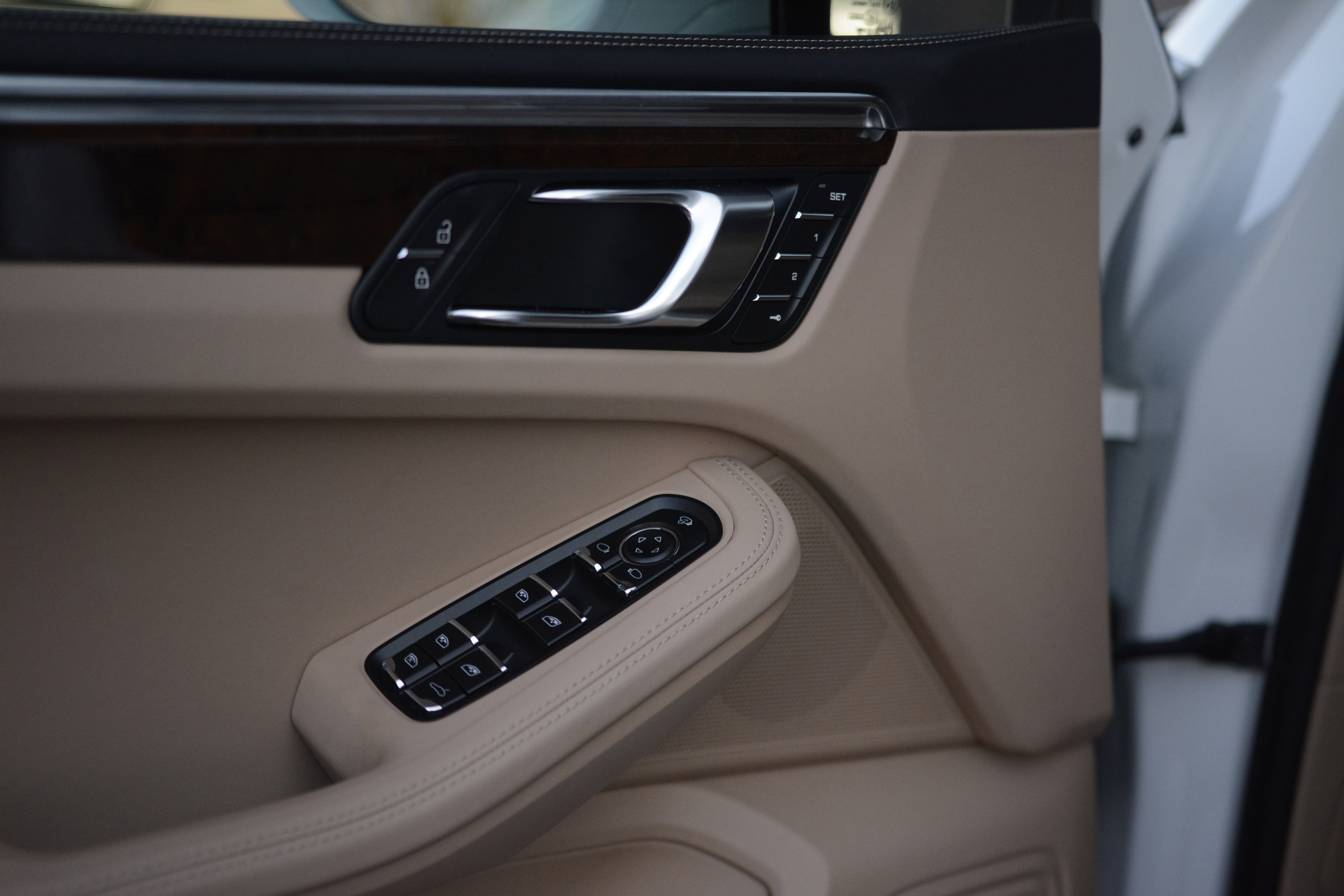 Certified 2025 Porsche Macan image 14