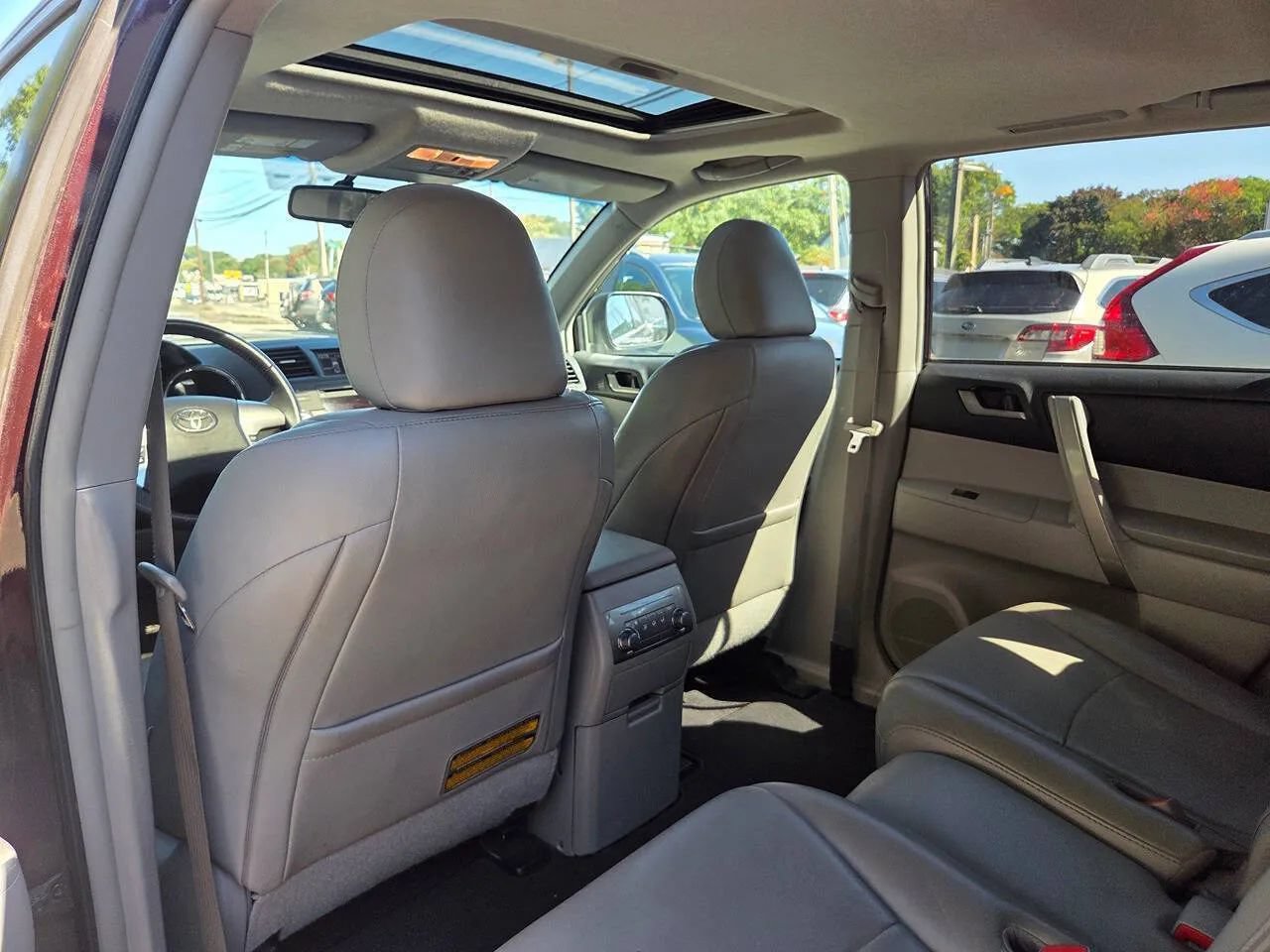 Used 2012 Toyota Highlander SE w/ Tow Pkg AWD/4WD image 46