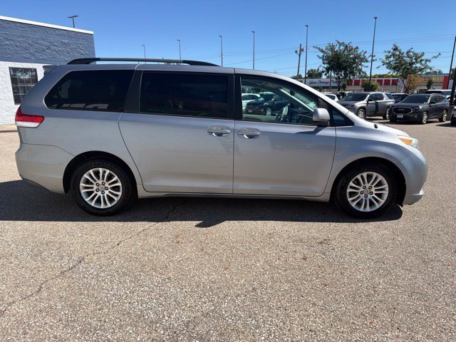 Used 2012 Toyota Sienna XLE w/ Entertainment Pkg FWD image 6