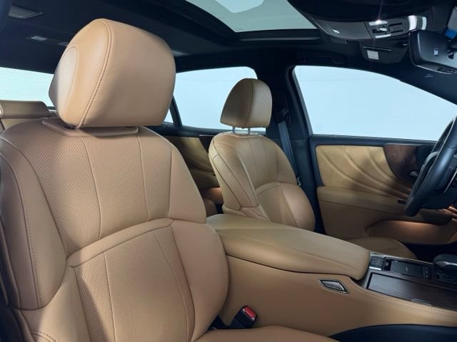 Used 2022 Lexus LS 500 w/ Accessory Package (Z2) RWD image 19