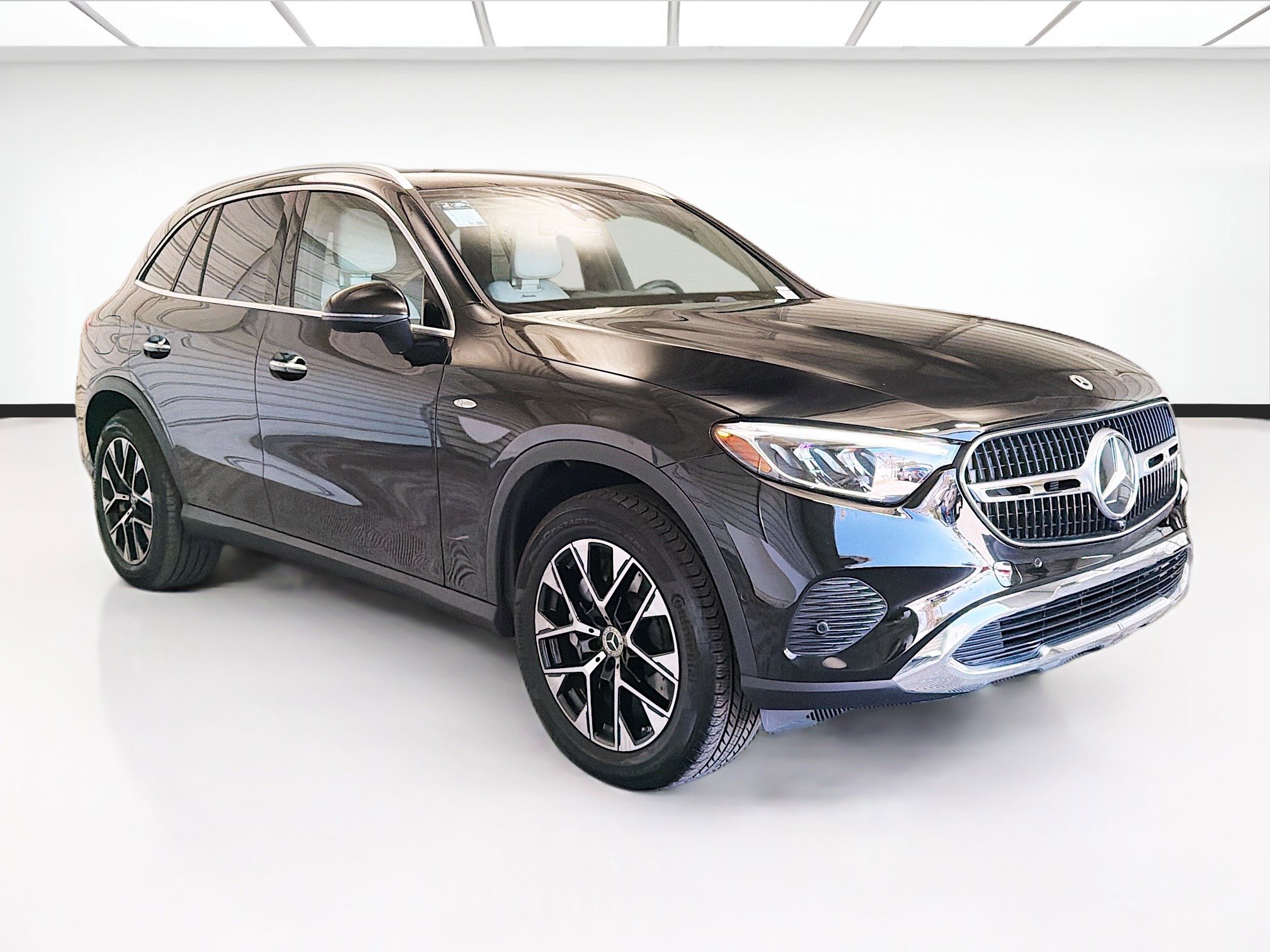 Used 2025 Mercedes-Benz GLC 350e 4MATIC image 3