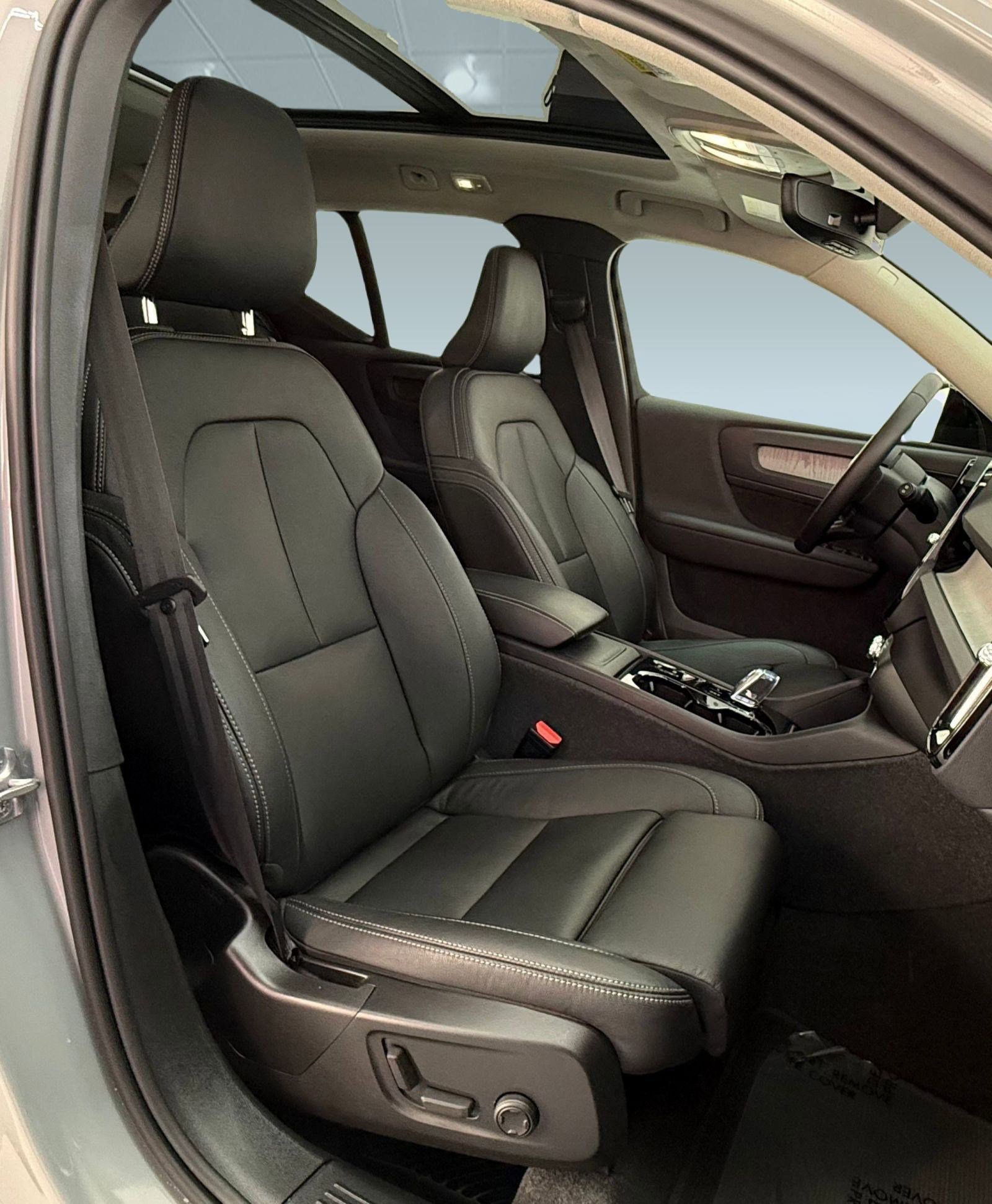 Used 2024 Volvo XC40 B5 Plus image 23