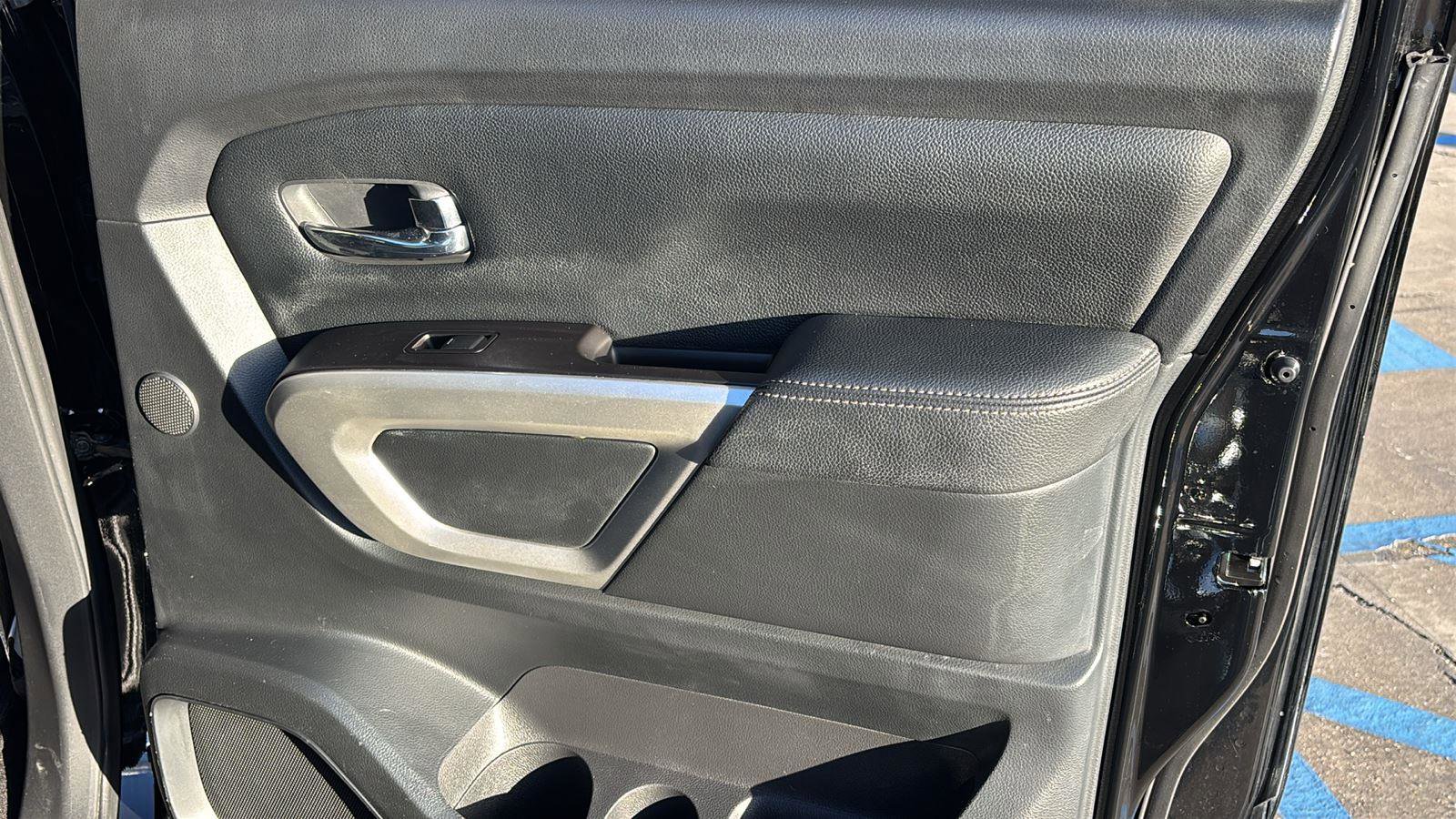 Used 2020 Nissan Titan SL w/ Moonroof Package image 18