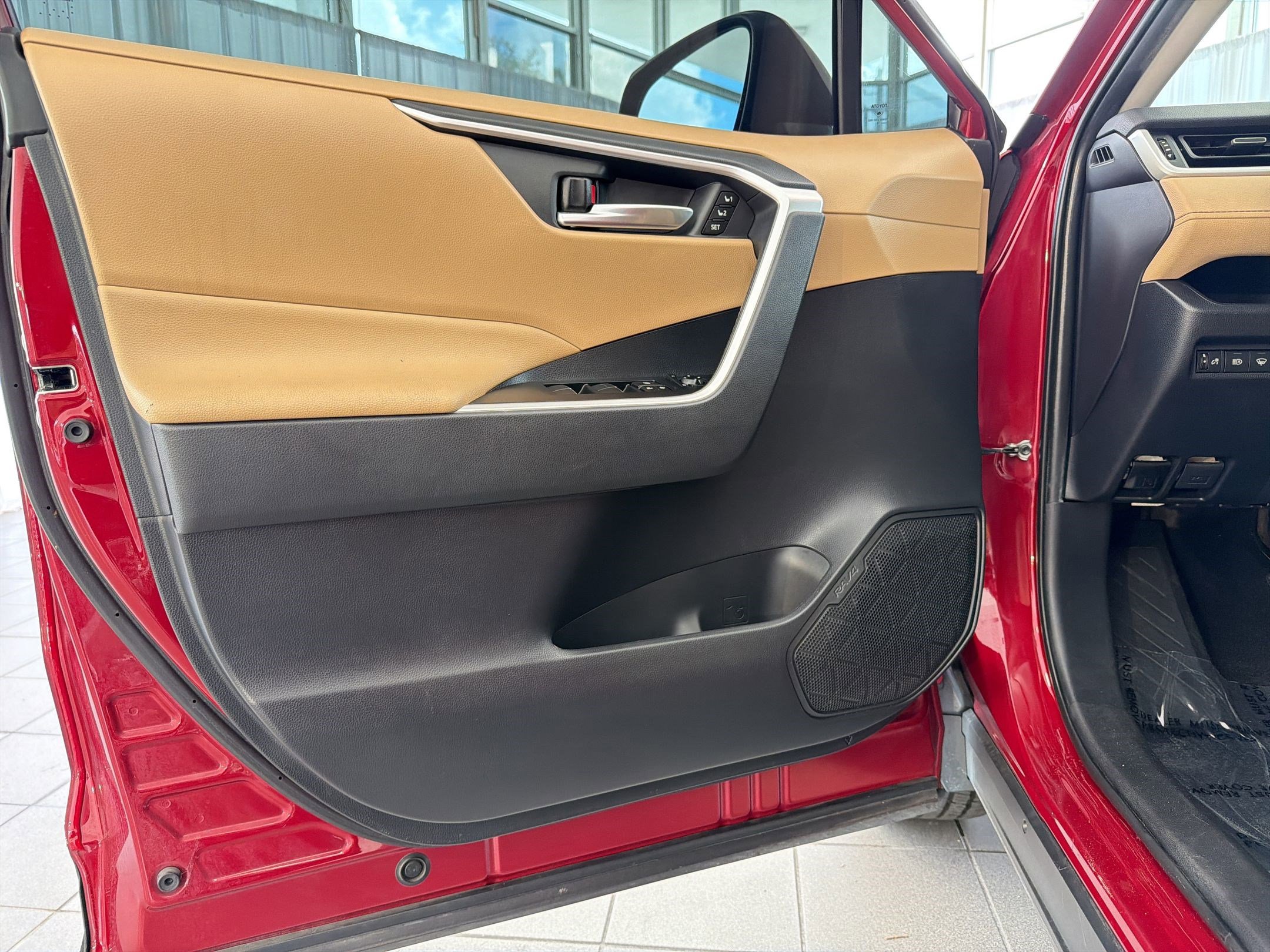 Used 2019 Toyota RAV4 XLE Premium FWD image 21