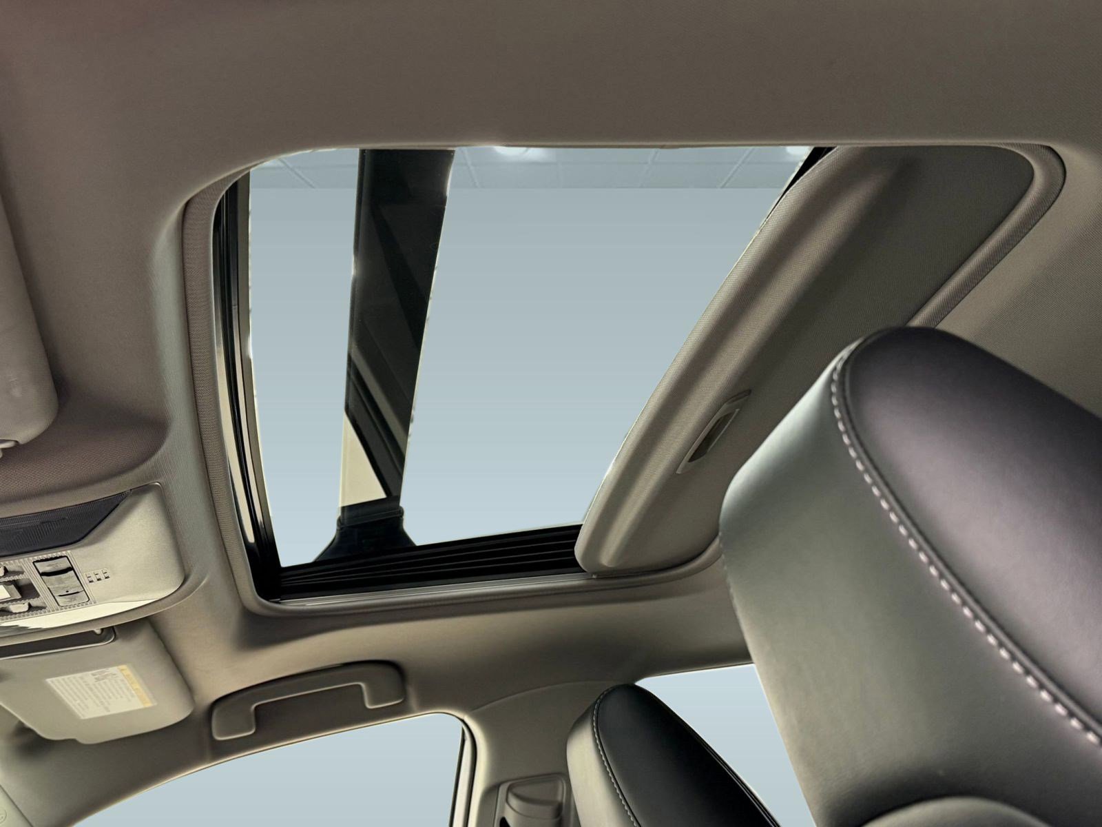 Used 2022 Toyota RAV4 XLE Premium image 12