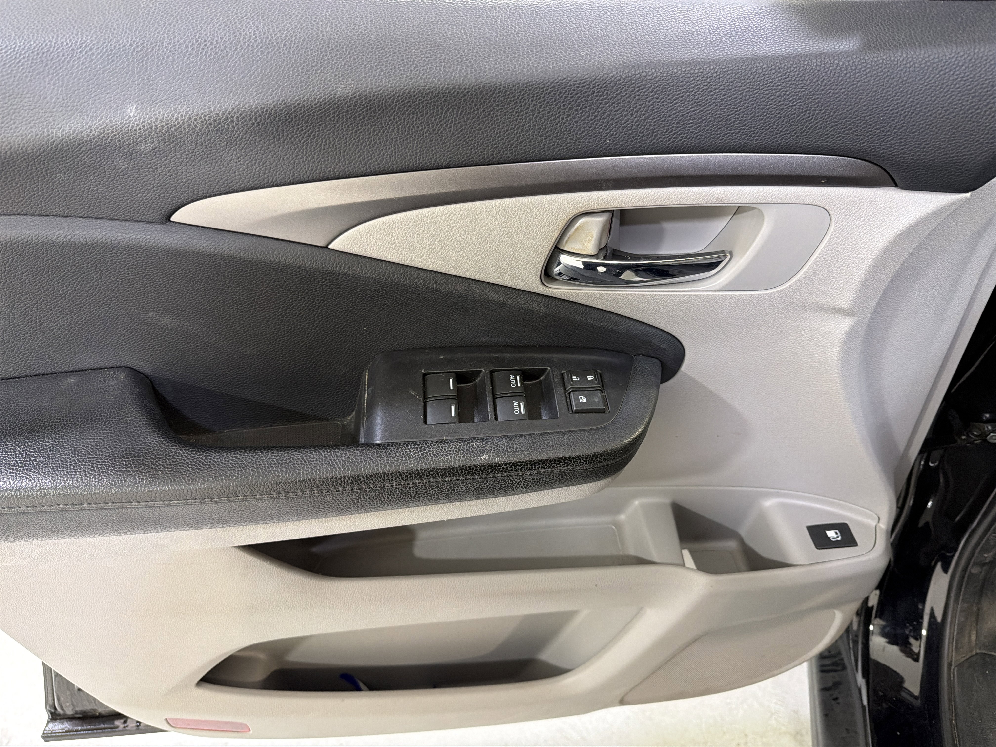 Used 2018 Honda Pilot LX image 15