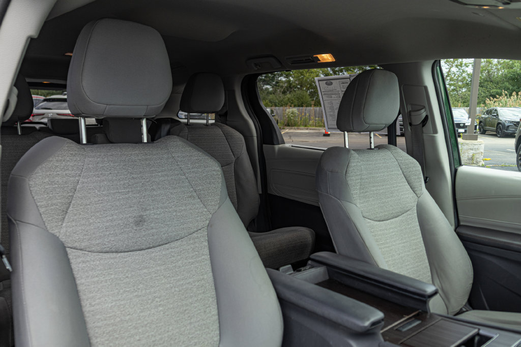 Used 2021 Toyota Sienna LE FWD image 32