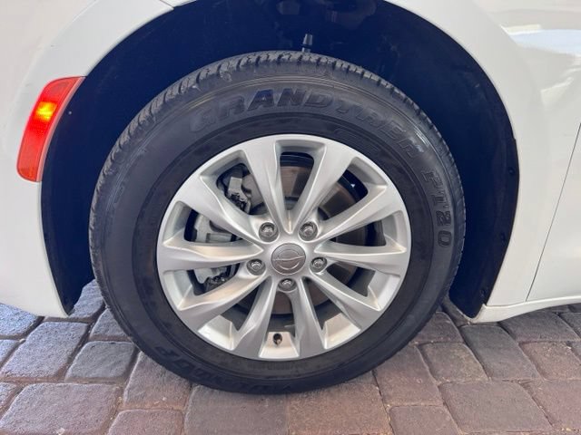 Used 2017 Chrysler Pacifica Touring-L FWD image 26