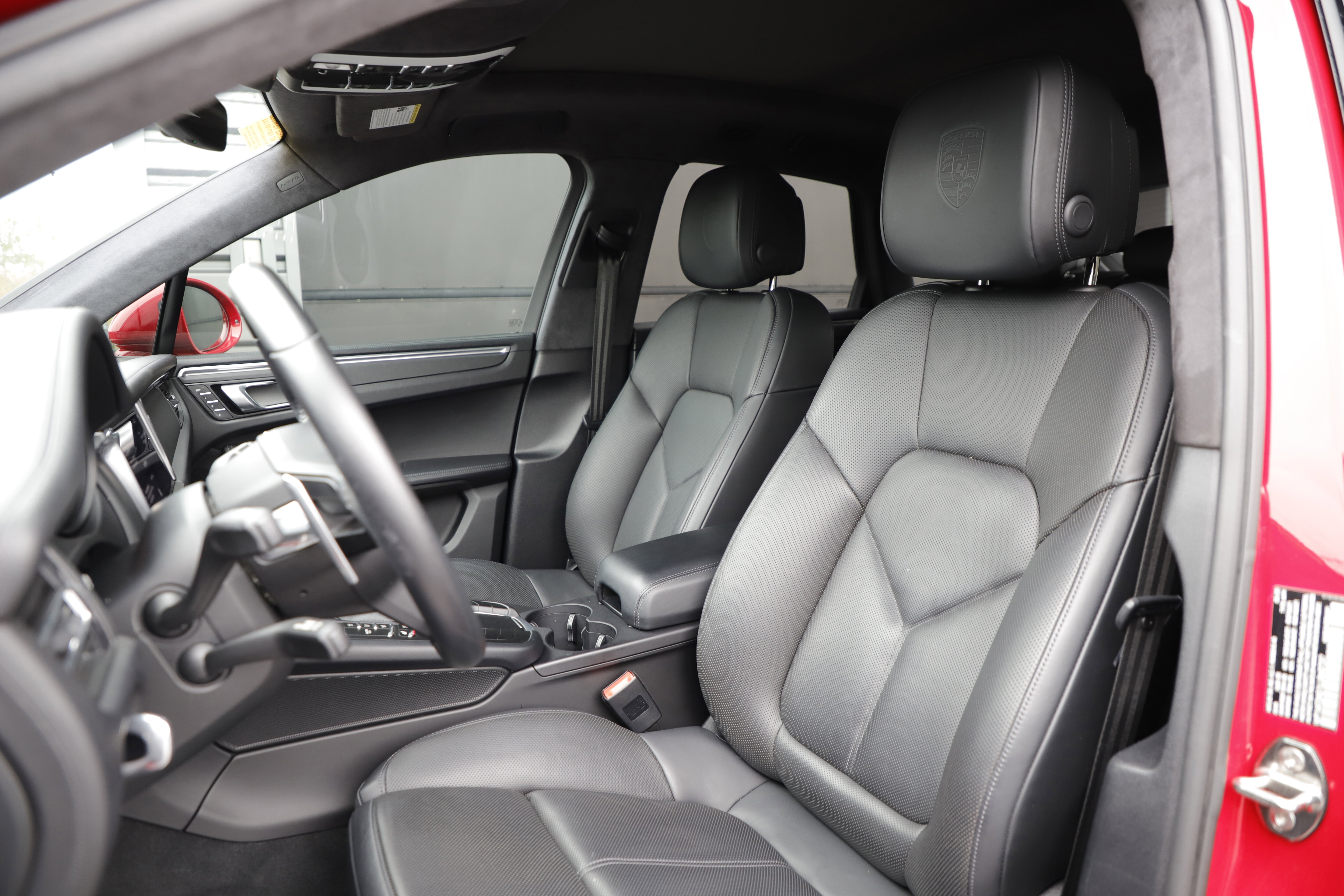 Used 2020 Porsche Macan Turbo image 18