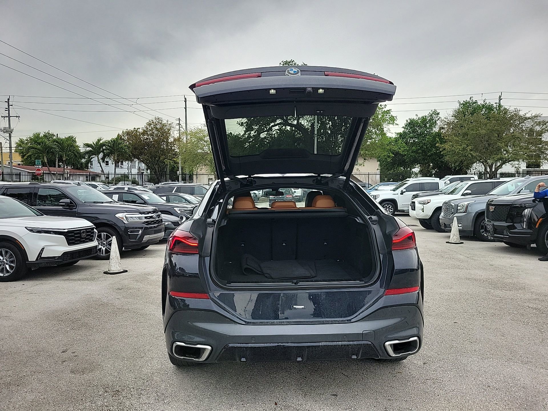 Used 2022 BMW X6 xDrive40i w/ M Sport Package image 17