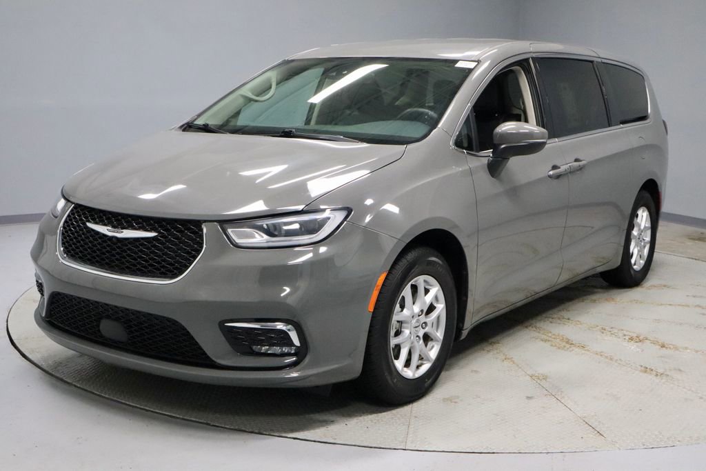 Used 2023 Chrysler Pacifica Touring-L FWD image 6