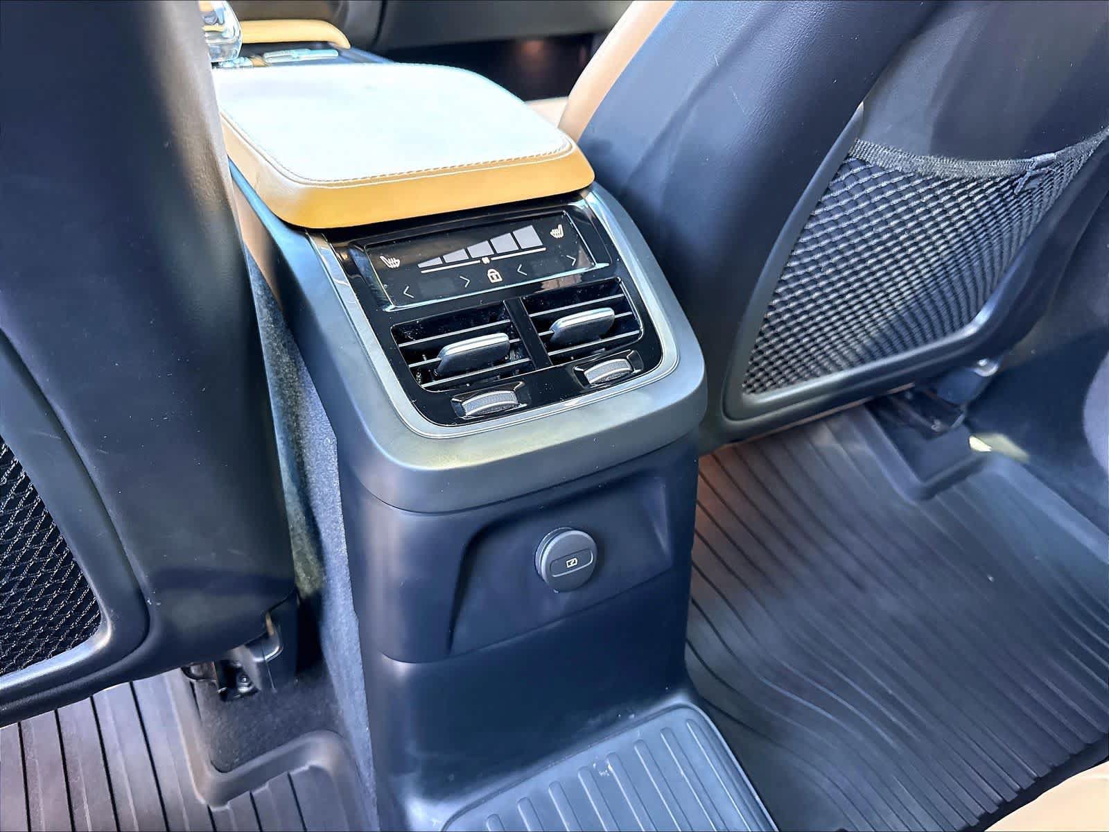 Used 2024 Volvo XC90 T8 Ultimate w/ Lounge Package AWD/4WD image 39