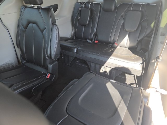 Used 2023 Chrysler Pacifica Touring-L FWD image 14