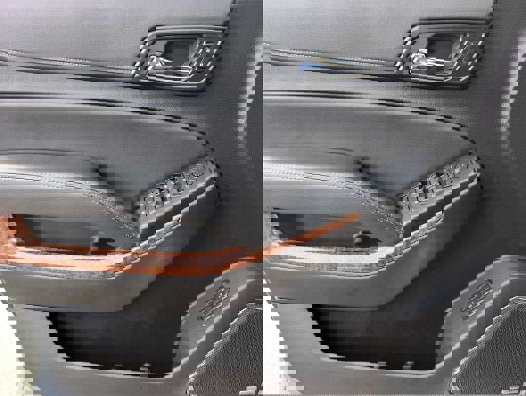 Used 2019 Chevrolet Suburban Premier RWD image 15