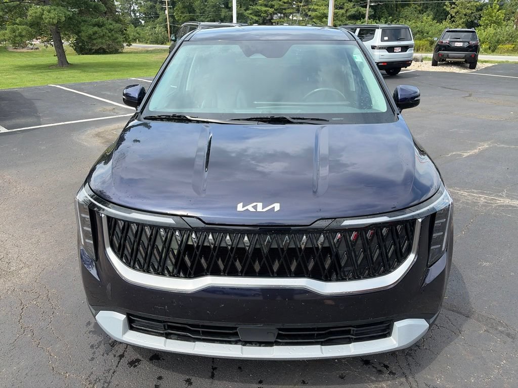 Used 2025 Kia Carnival FWD image 3