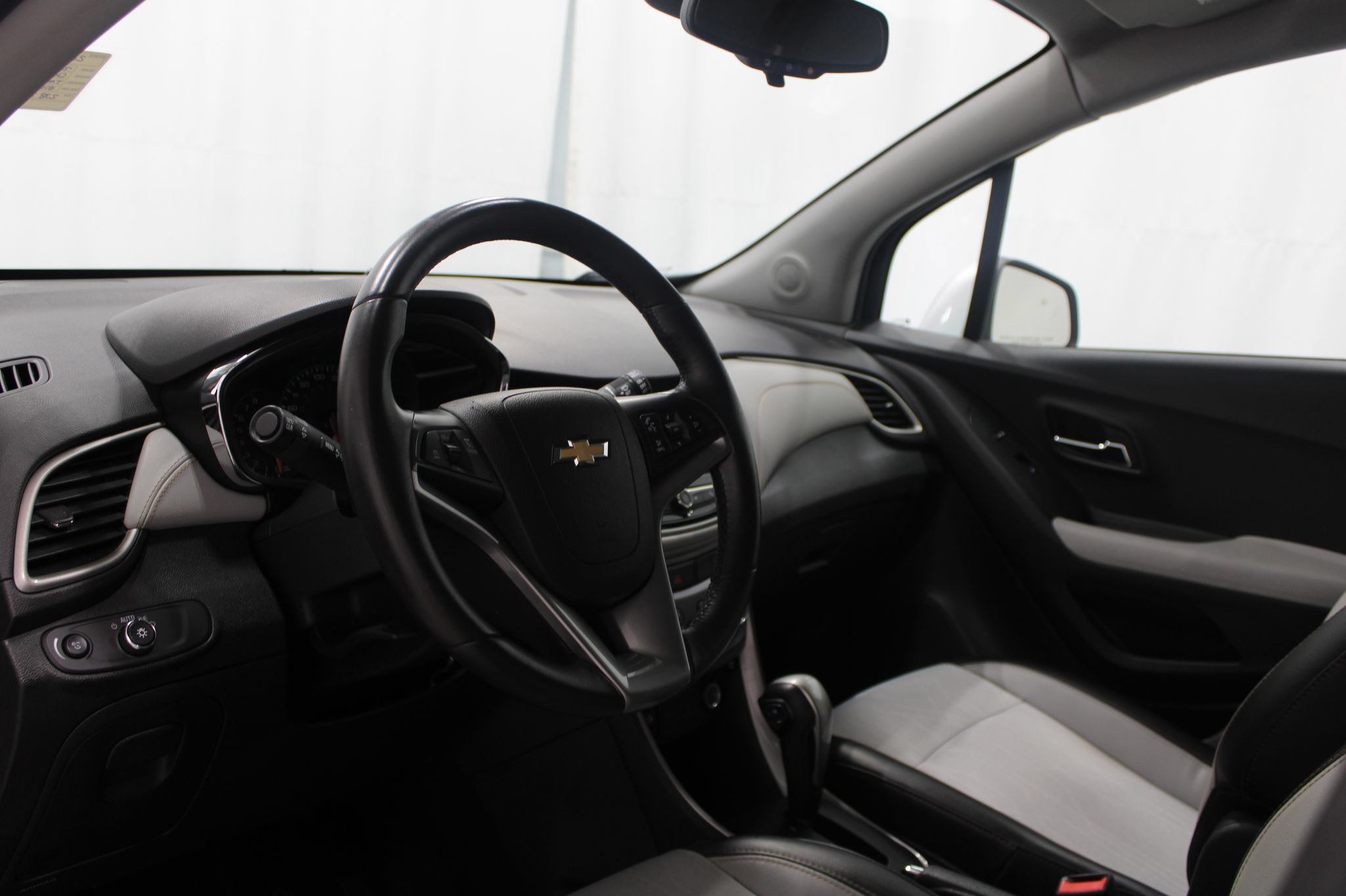 Used 2017 Chevrolet Trax LT w/ LT Convenience Package FWD image 12