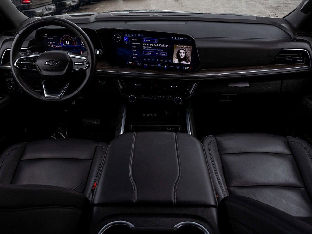 Used 2025 Chevrolet Suburban Z71 image 32
