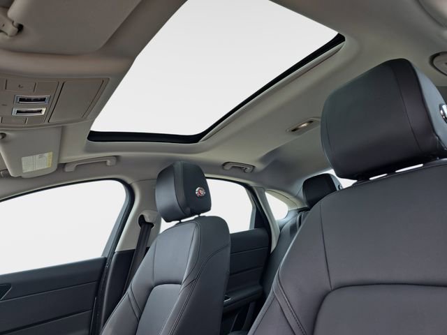 Used 2018 Jaguar XF Premium image 32