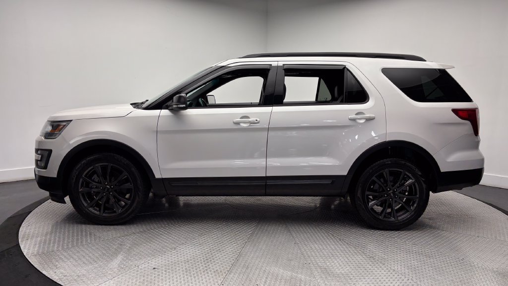 Used 2017 Ford Explorer XLT w/ Equipment Group 202A AWD/4WD image 4
