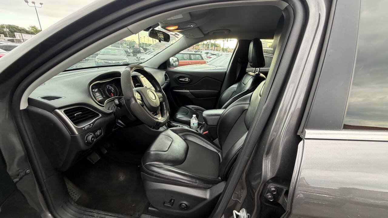 Used 2019 Jeep Cherokee Latitude Plus w/ Cold Weather Group AWD/4WD image 13
