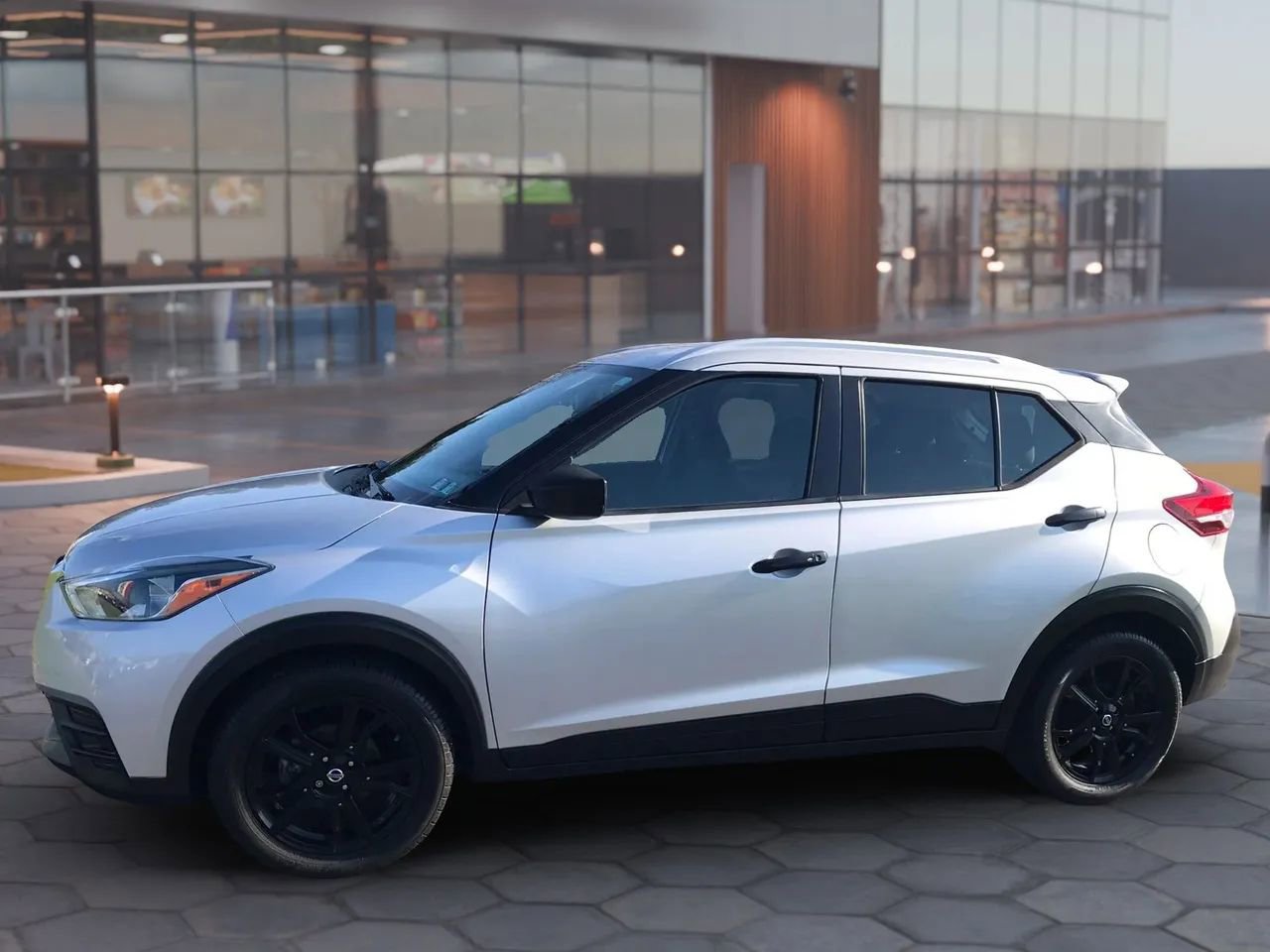 Used 2019 Nissan Kicks SV image 4