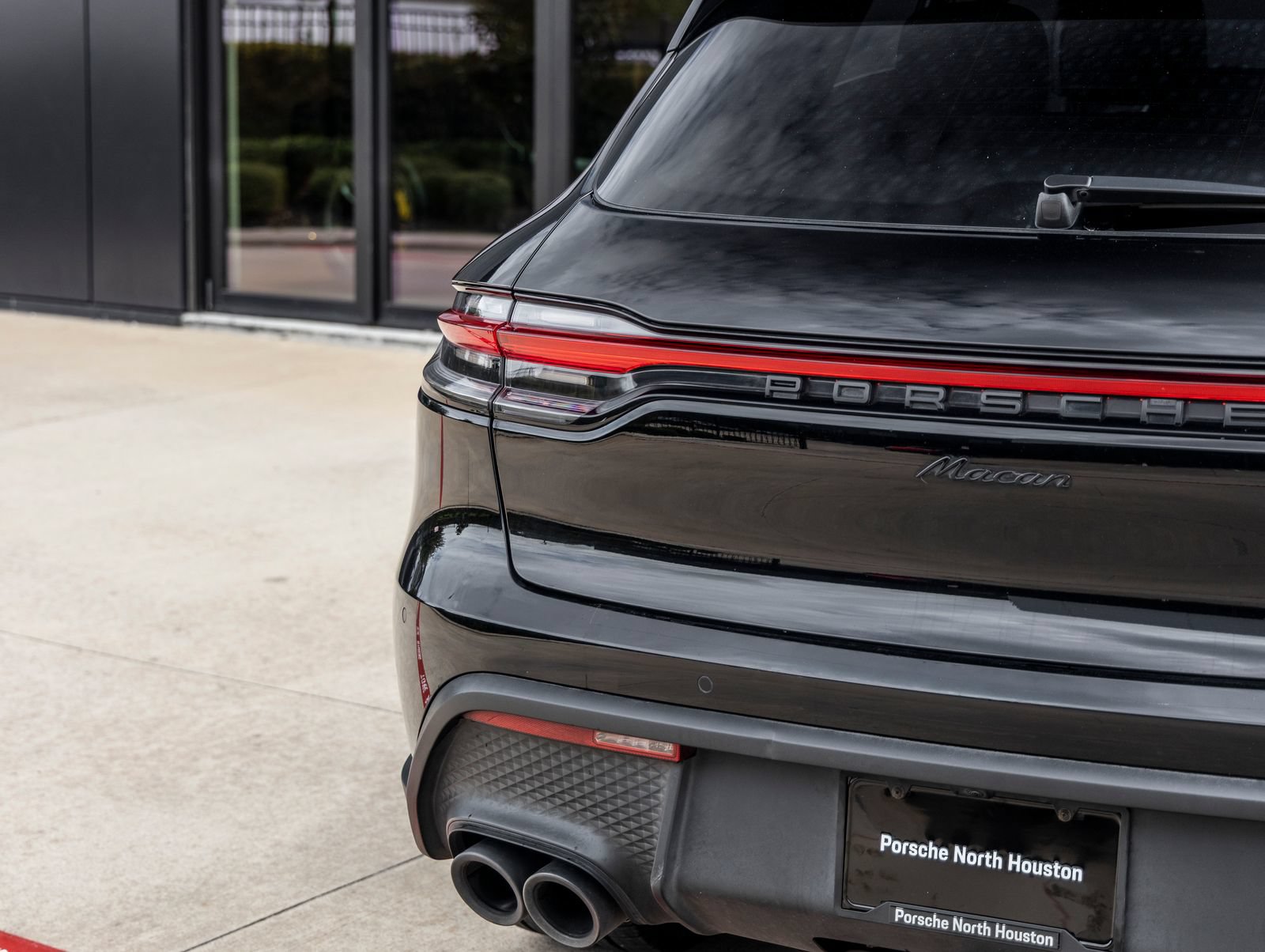 Certified 2023 Porsche Macan AWD/4WD image 13
