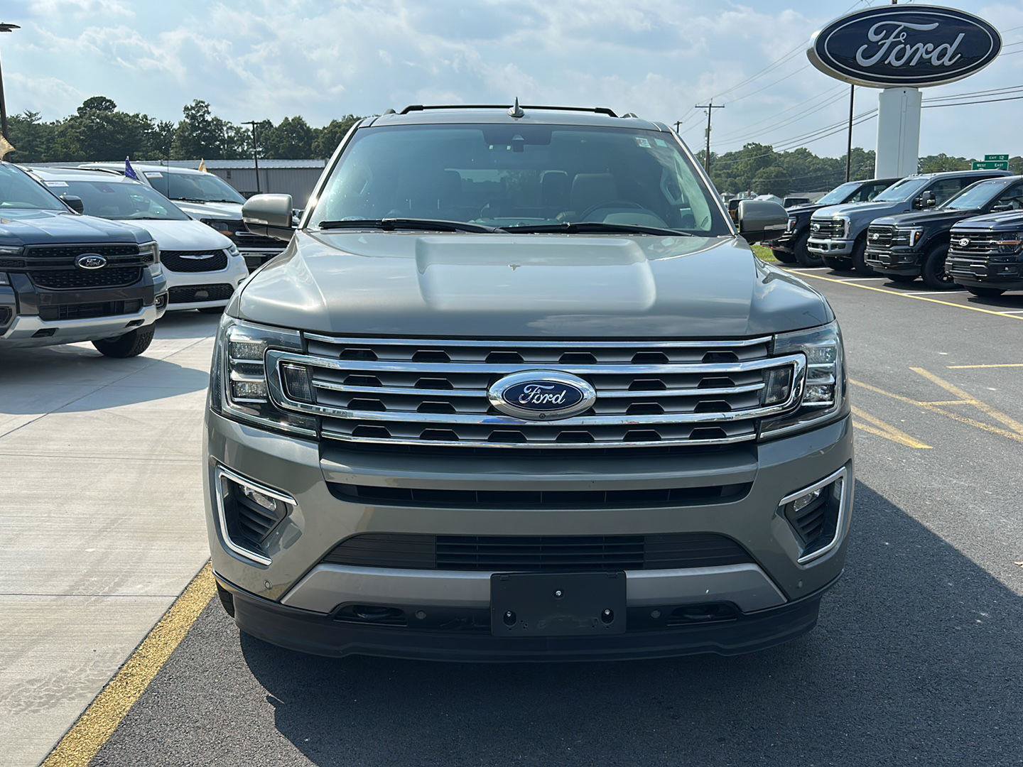 Used 2019 Ford Expedition Limited w/ Equipment Group 302A AWD/4WD image 2