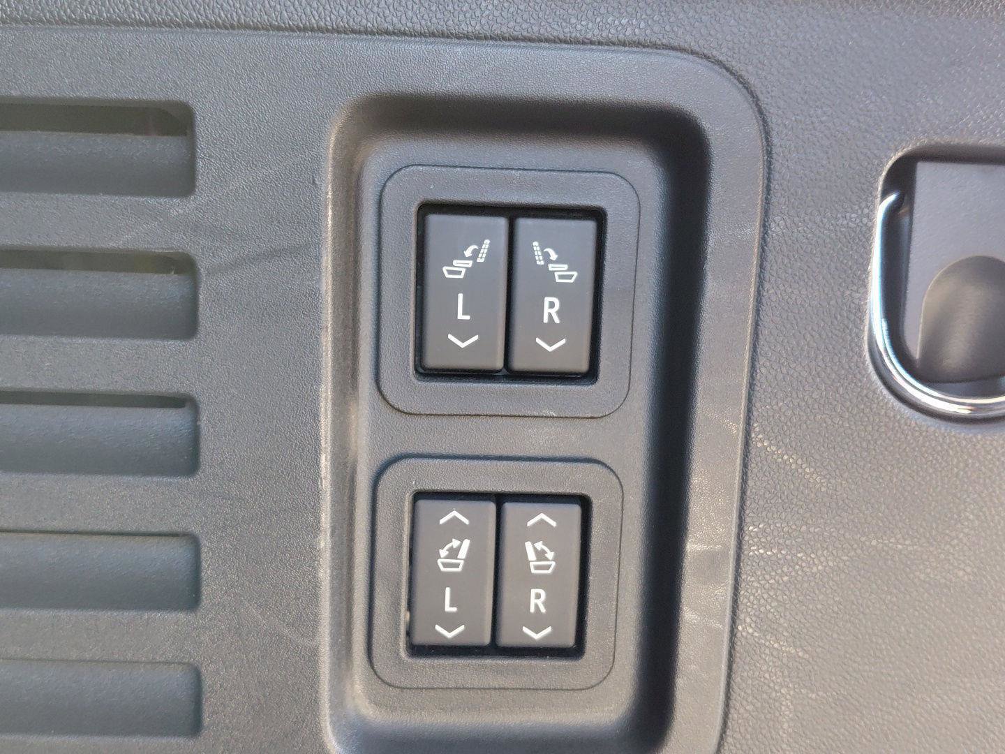 Used 2024 Chevrolet Traverse RS image 21