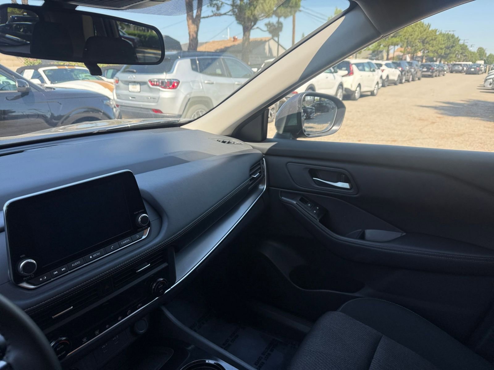 Used 2025 Nissan Rogue SV FWD image 32
