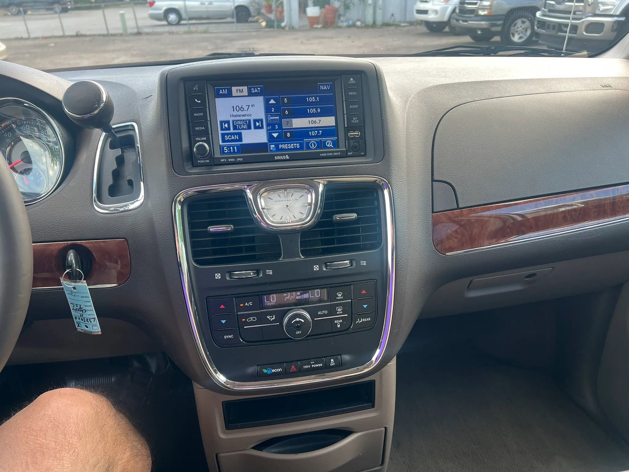 Used 2011 Chrysler Town & Country Touring w/ Trailer Tow Group FWD image 9