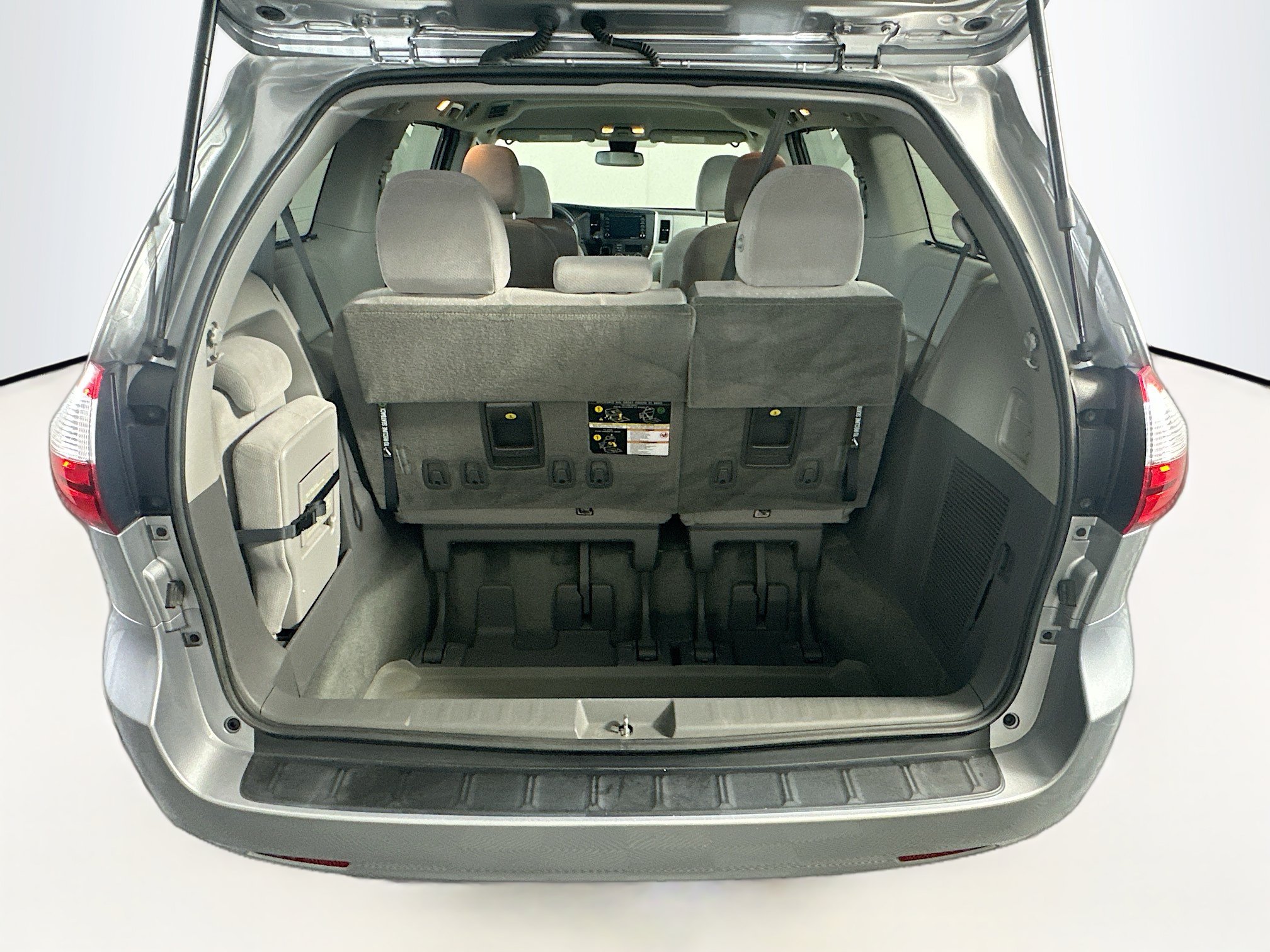 Used 2018 Toyota Sienna LE FWD image 30