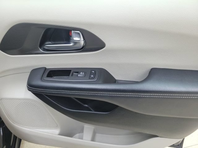 Used 2023 Chrysler Pacifica Touring-L FWD image 12