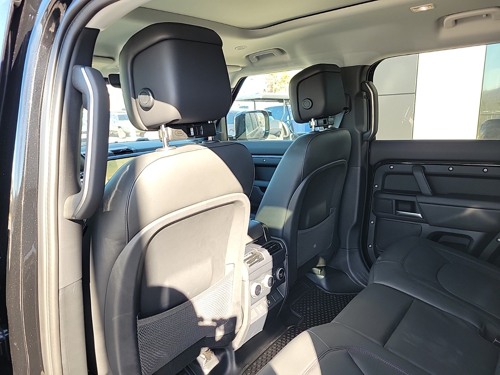 Certified 2025 Land Rover Defender 110 X-Dynamic SE AWD/4WD image 17